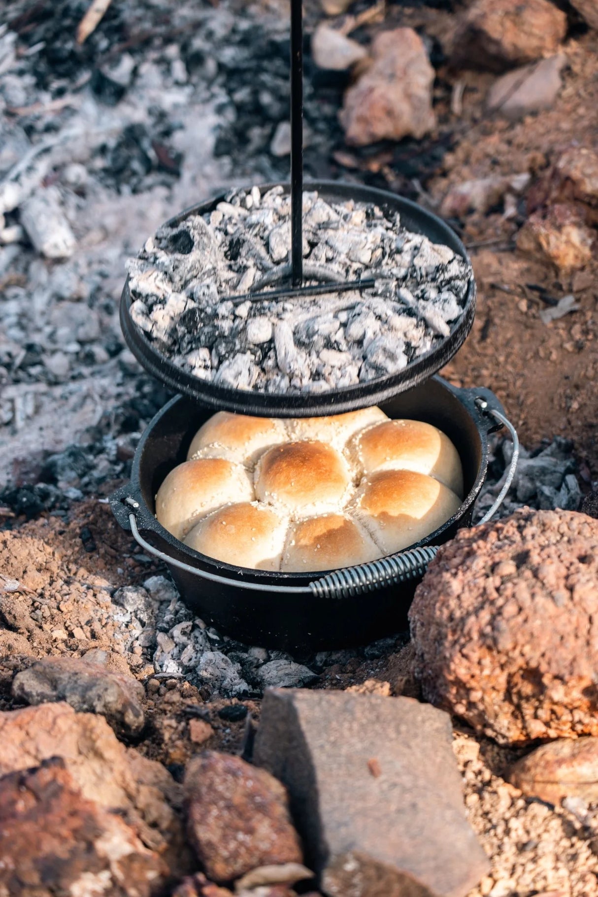 Cast Iron 4.5 Quart Heavy Duty Pre-Seasoned Round  Camp Oven with Lip and Handle